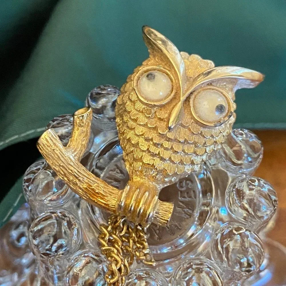 Avon Collectible Owl Pin Vintage Gold-tone Brooch with Googly Eyes